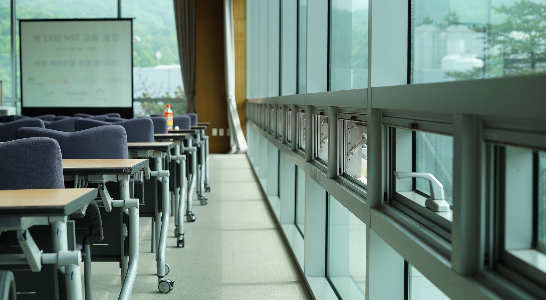 desks and windows in lecture hall